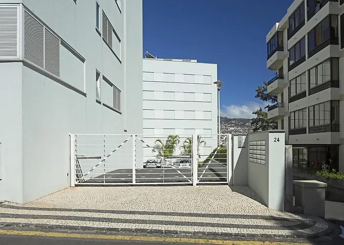 Jasmineiro Ii By An Island